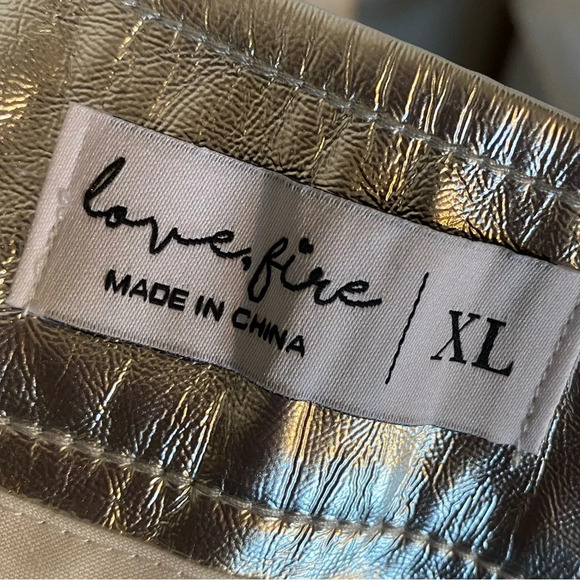 Love, Fire Women's Silver Skirt Juniors Faux Leather Metallic Silver Mini Skirt - Picture 4 of 5